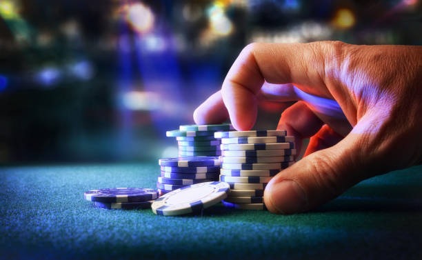 tangki4d Live Dealer blackjack table on mobile showing betting panel, video feed, and chat interface